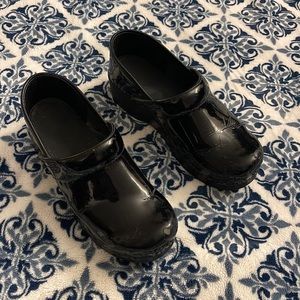 Great pair of Dansko black clogs in patent leather.